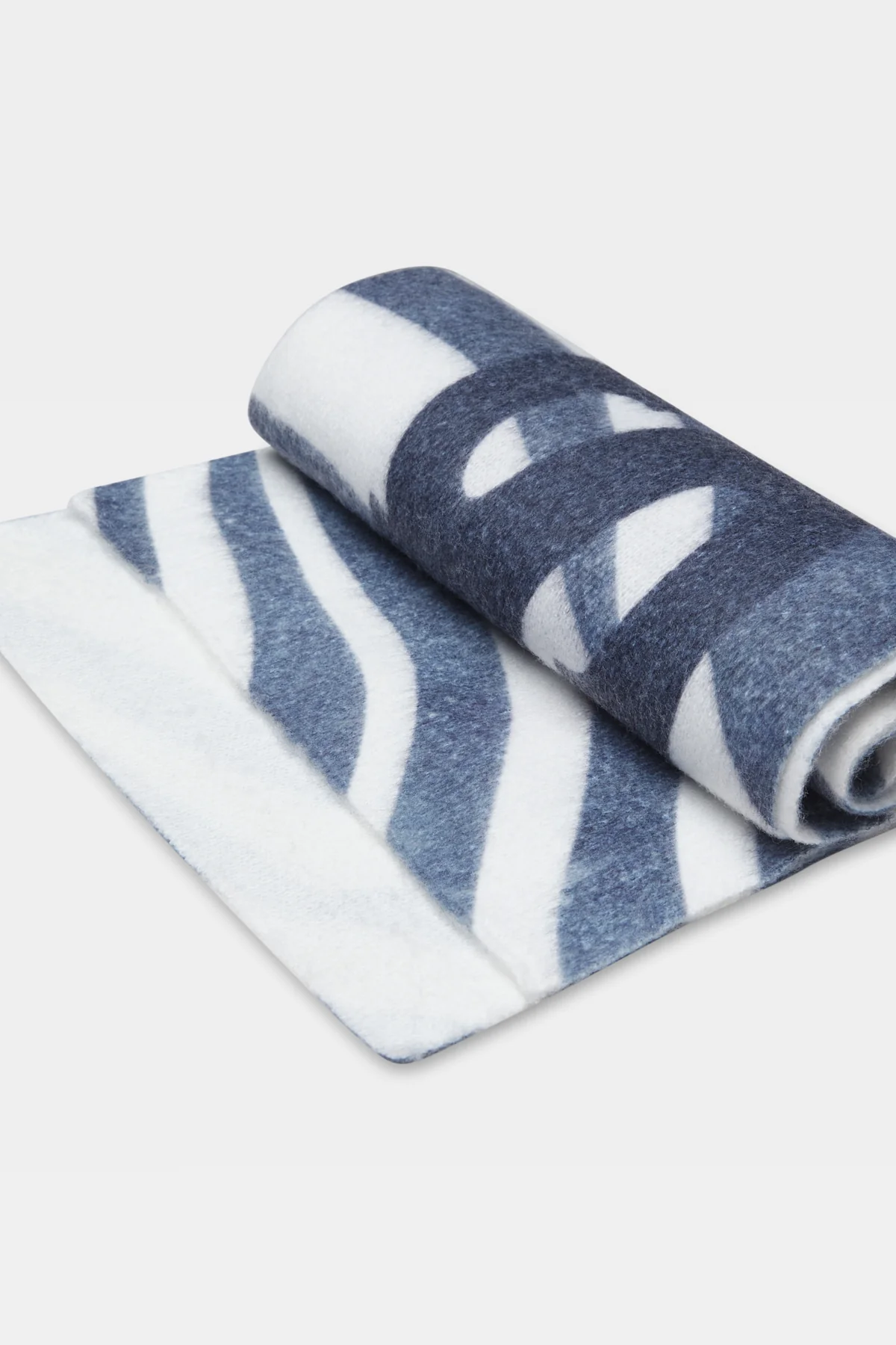 Safarigreyscarf Sem43 2 6a9b4a4a B589 40f6 Ae7b C0e8d52fa36c Jpg